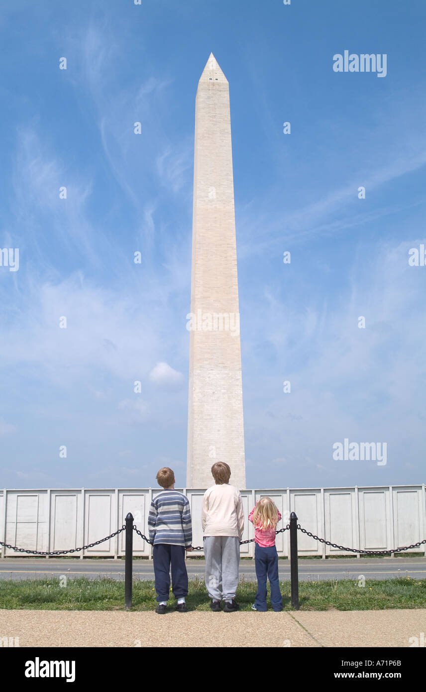 Washington Monument mit drei Kindern Nachschlagen von Washington D C USA Stockfoto