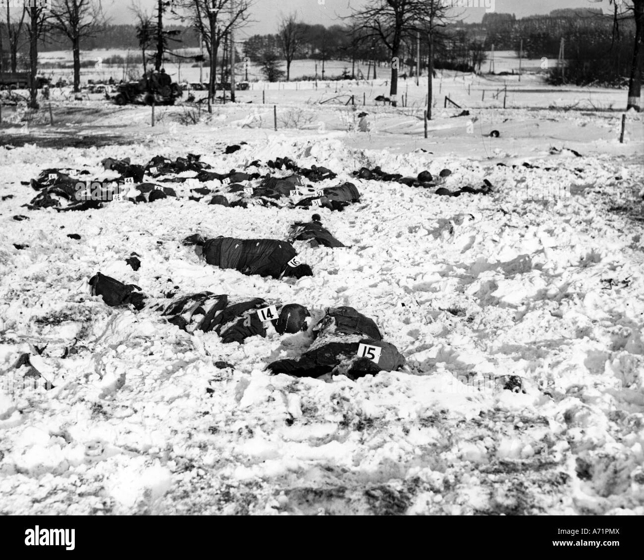 Ereignisse, Zweiter Weltkrieg/zweiter Weltkrieg, Kriegsverbrechen, Malmedy-Massaker 17.12.1944, markierte Korpes amerikanischer Soldaten, die von der Waffen-SS-Task Force "Peiper", 1. SS-Panzer-Division "Leibstandarte Adolf Hitler" erschossen wurden, Stockfoto