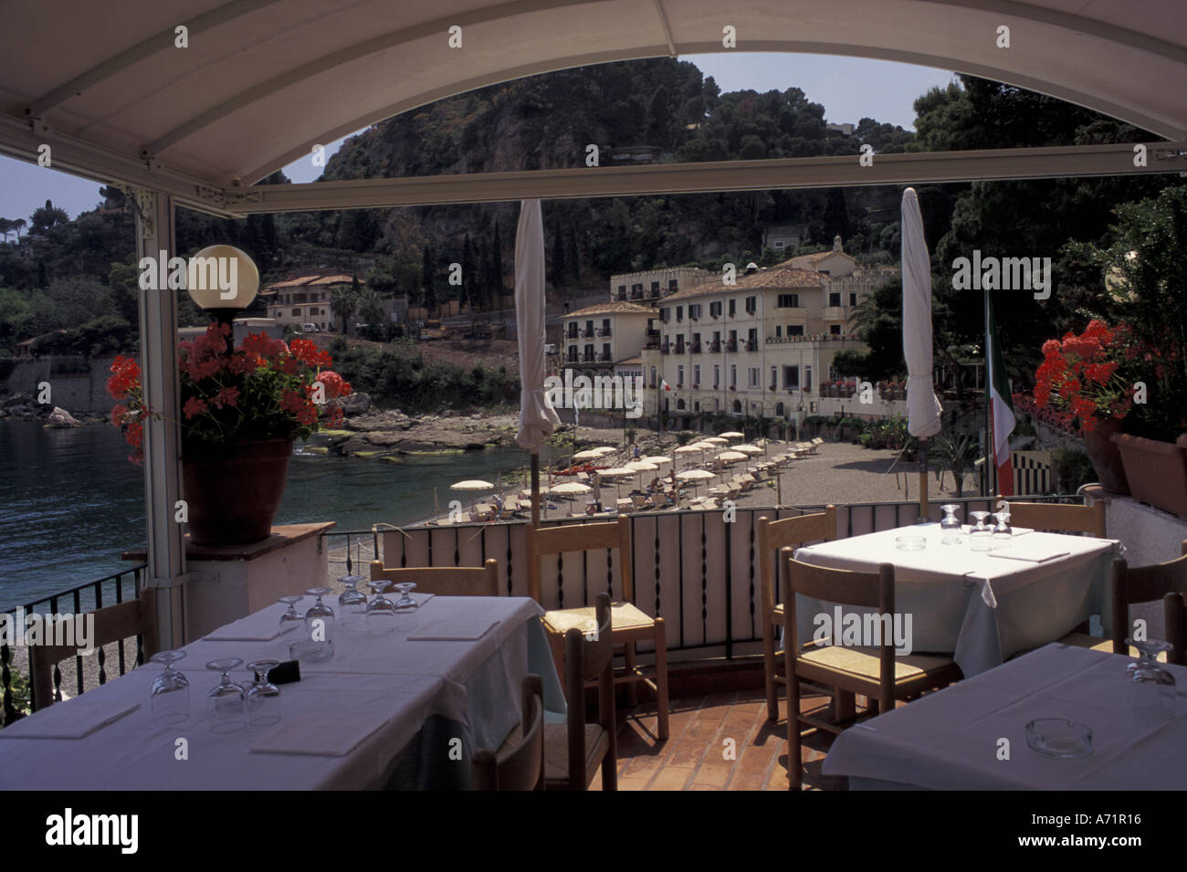 Italien, Sizilien, Taormina Restaurant mit Blick auf Mazzaro Strand Stockfoto