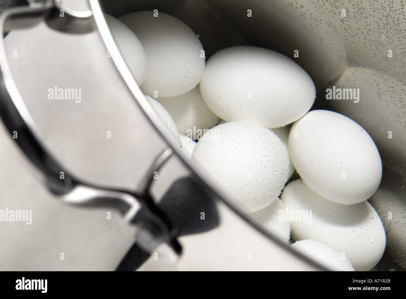 Eiern Kochen In einen Topf mit Wasser mit Luftblasen, klammerte sich an Sie Stockfoto