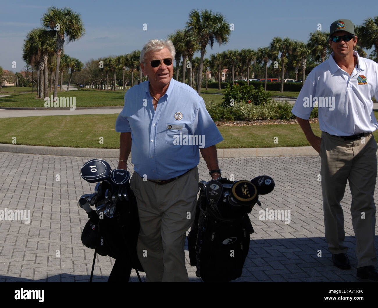 75 Jahre alten Rentner heute arbeitet als Gastfreundschaft Caddy am Golfplatz zu verdienen zusätzliches Geld Port St Lucie FL Modell freigegeben 2006 Robin Stockfoto