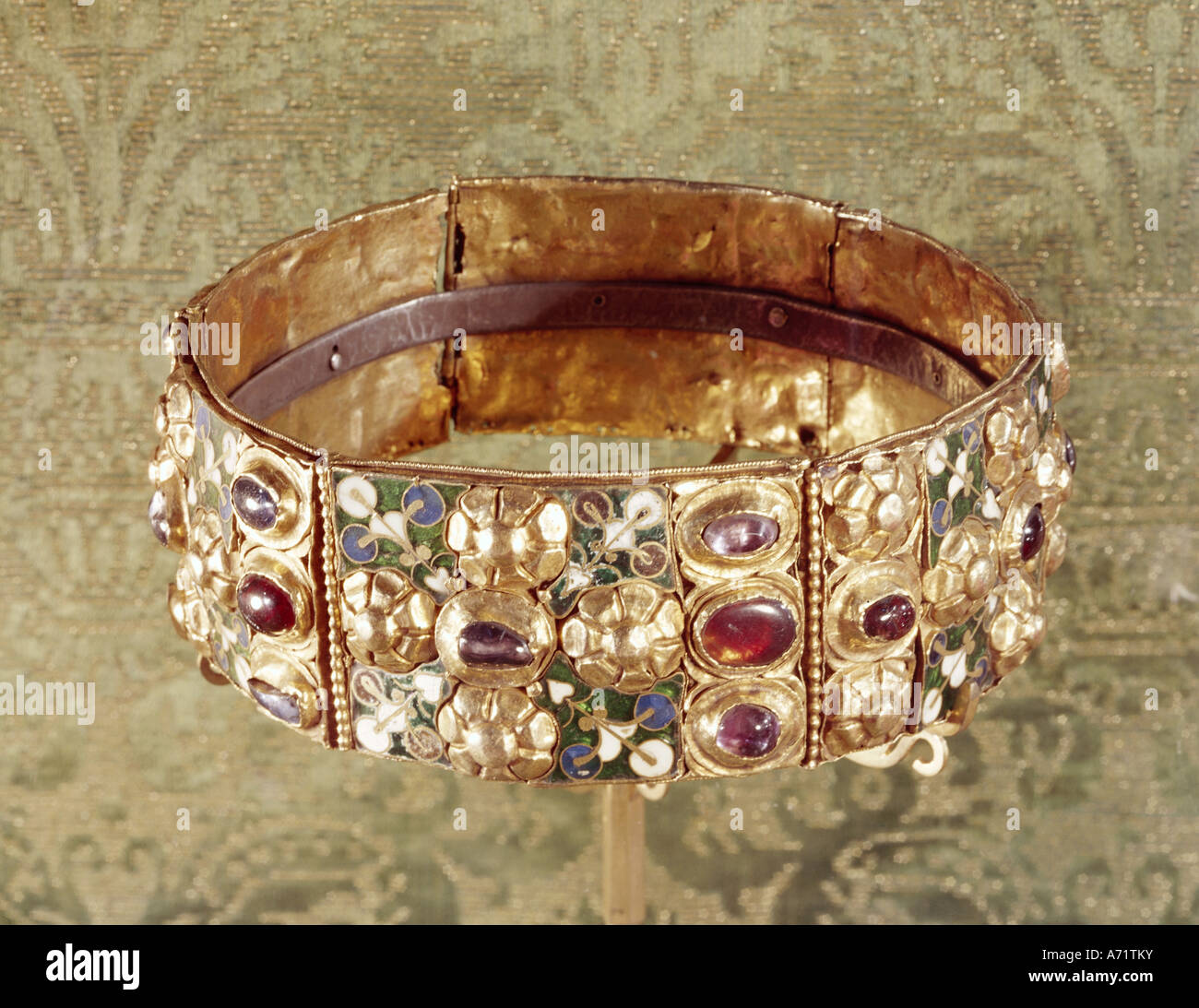Schmuck, Kronjuwelen, Kronen, Eisenkrone der Lombardei, zweite Hälfte des 9. Jahrhunderts, Gold, Email, Edelsteine, Schatzkammer der Kathedrale von Monza, Stockfoto