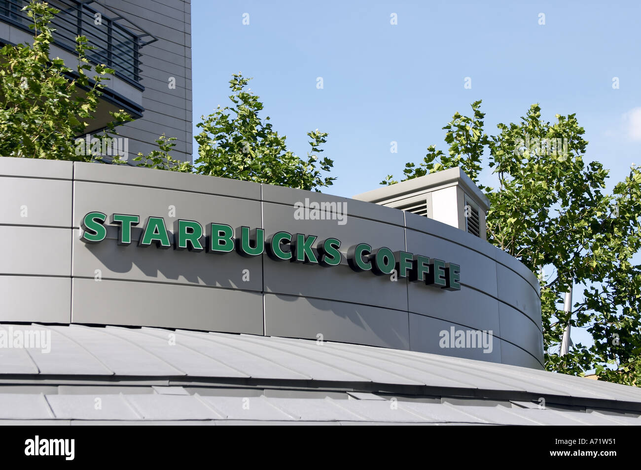 w2 from starbucks
 Starbucks Kaffee grünes Schild-Logo auf der Außenseite eines ...