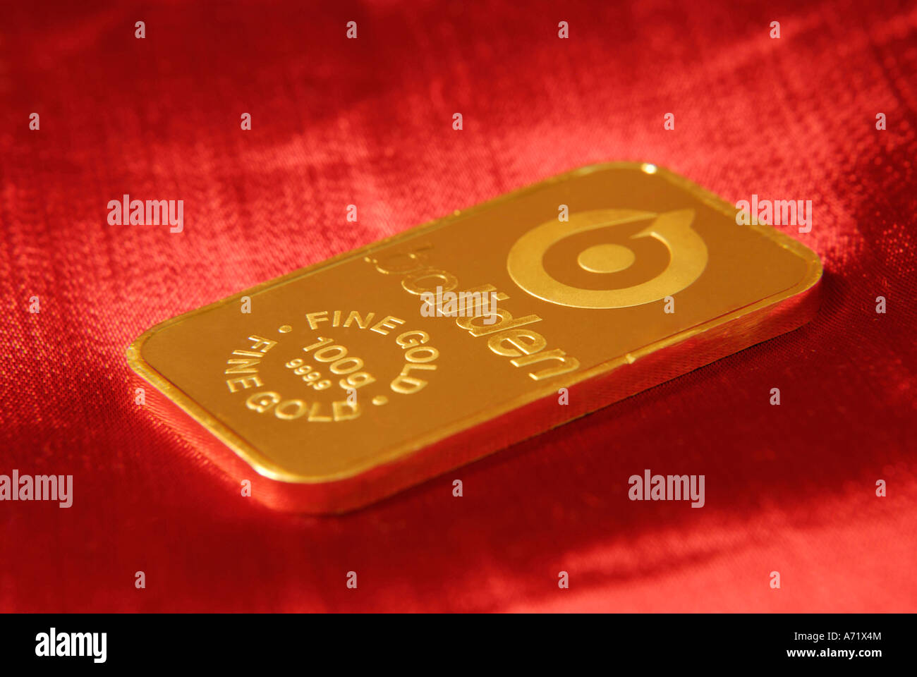 100 Gramm schwere solide Goldbarren aus schwedischen Bergbauunternehmen Boliden hautnah Stockfoto