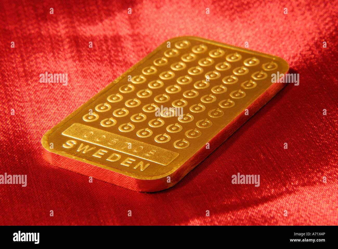 100 Gramm schwere solide Goldbarren aus schwedischen Bergbauunternehmen Boliden hautnah Stockfoto
