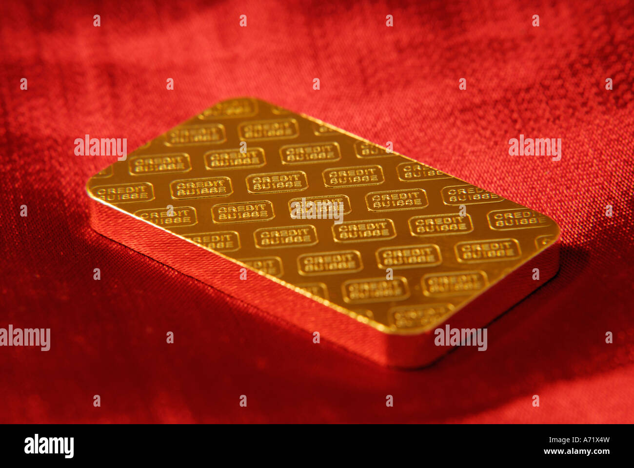 100 Gramm schwere solide Goldbarren Schweizer Firma Credit Suisse hautnah Stockfoto