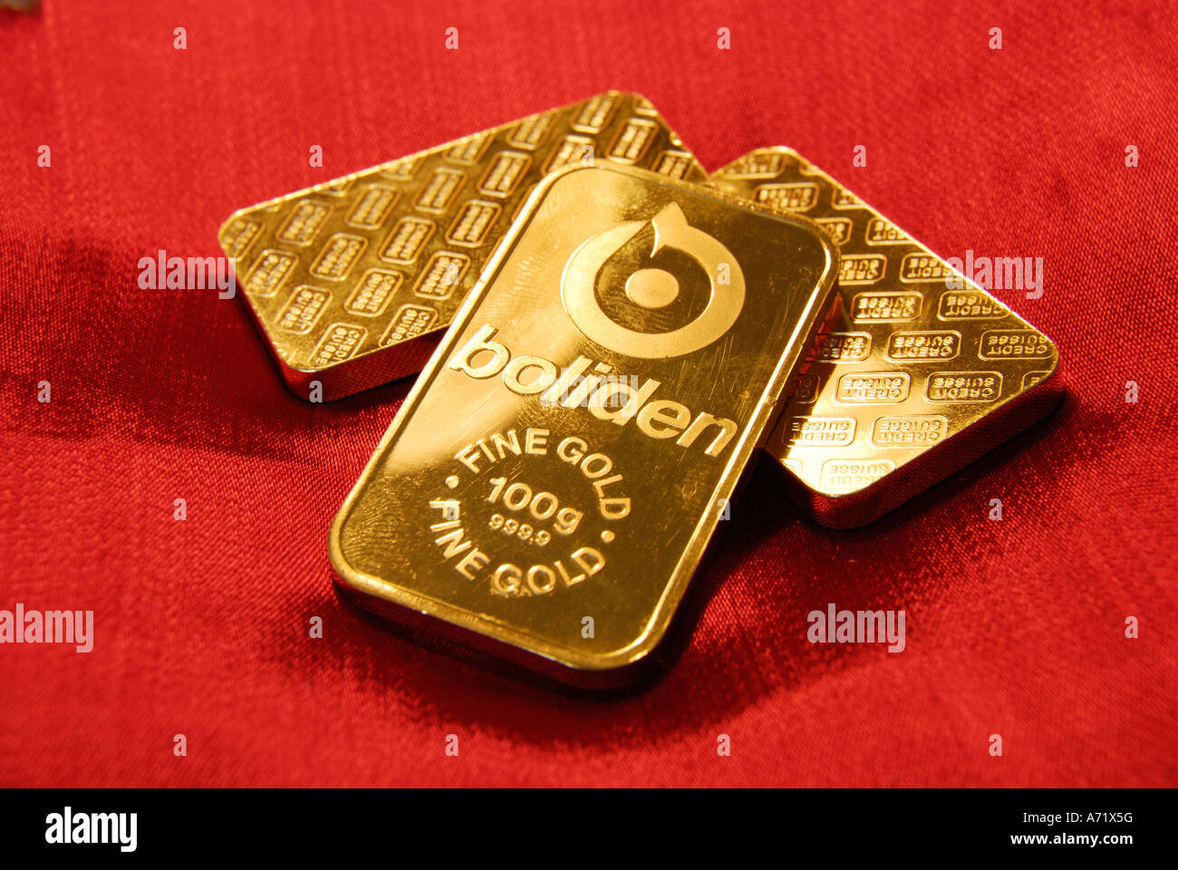 Ein Haufen von drei 100 Gramm schwere solide Goldbarren von schwedischen und Schweizer Unternehmen Boliden und Credit Suisse Stockfoto