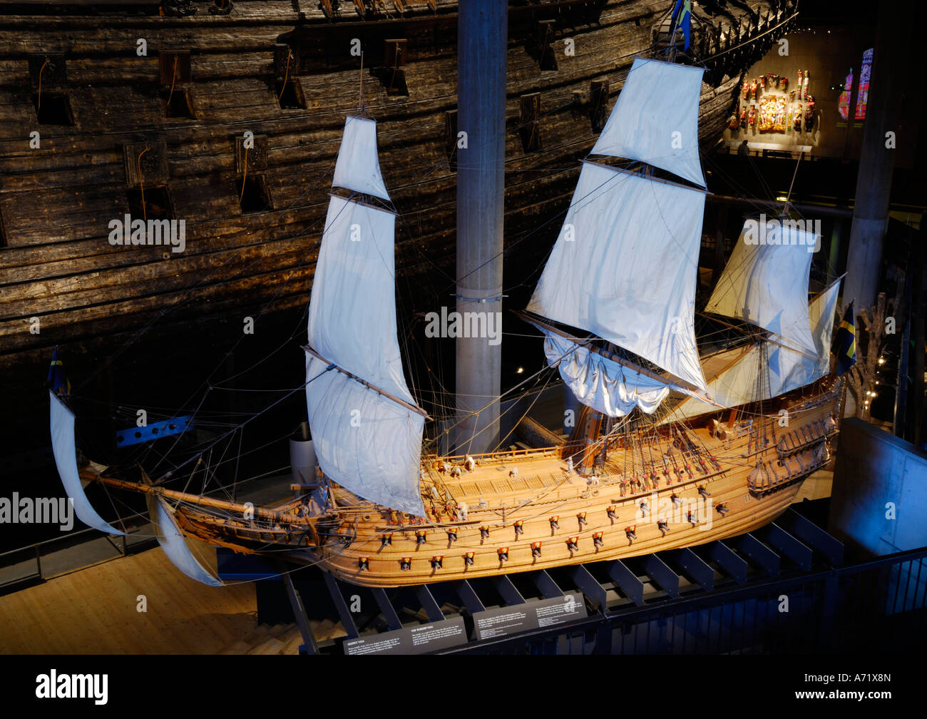 Eine 3 bis 4 Meter langes Modell des Schlachtschiffes 17. Jahrhundert Schiff Vasa real im Hintergrund im Vasamuseum in Stockholm Stockfoto