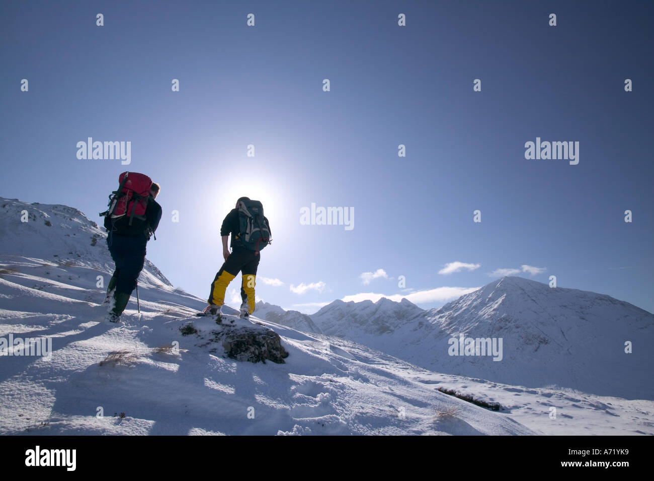 Bergsteiger auf den Westgrat des Bruach Na Frithe, Cuillin Grat, Isle Of Skye, Schottland, UK, in voller Winterbedingungen Stockfoto