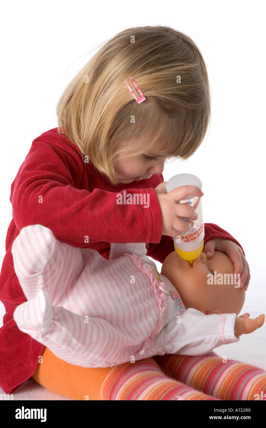 Kleines Mädchen spielt mit ihrer Puppe Stockfoto