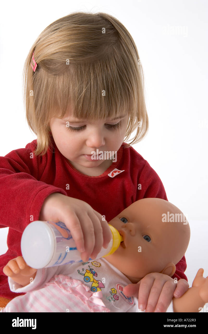 Kleines Mädchen spielt mit ihrer Puppe Stockfoto
