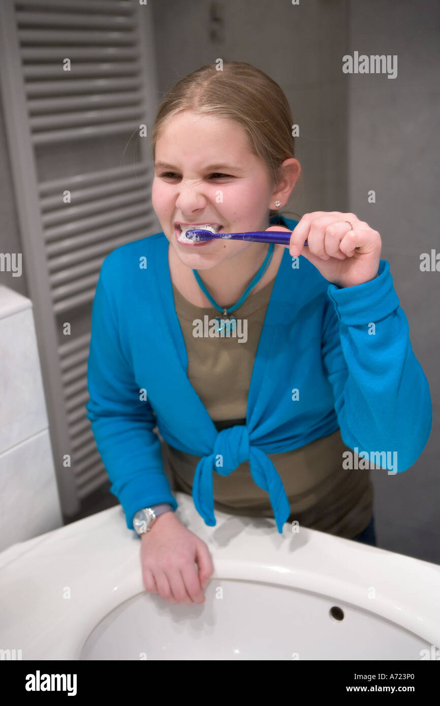 Ein junges Mädchen, die ihre Zähne putzen Stockfoto
