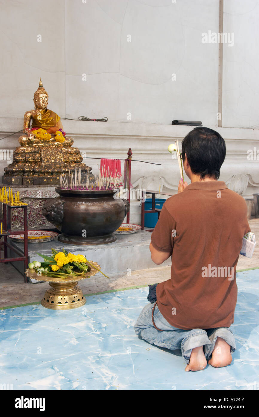 Ein Mann, der betet im Wat Phra Mongkons Bophit, ein buddhistischer Tempel in Ayutthaya, Thailand. Stockfoto