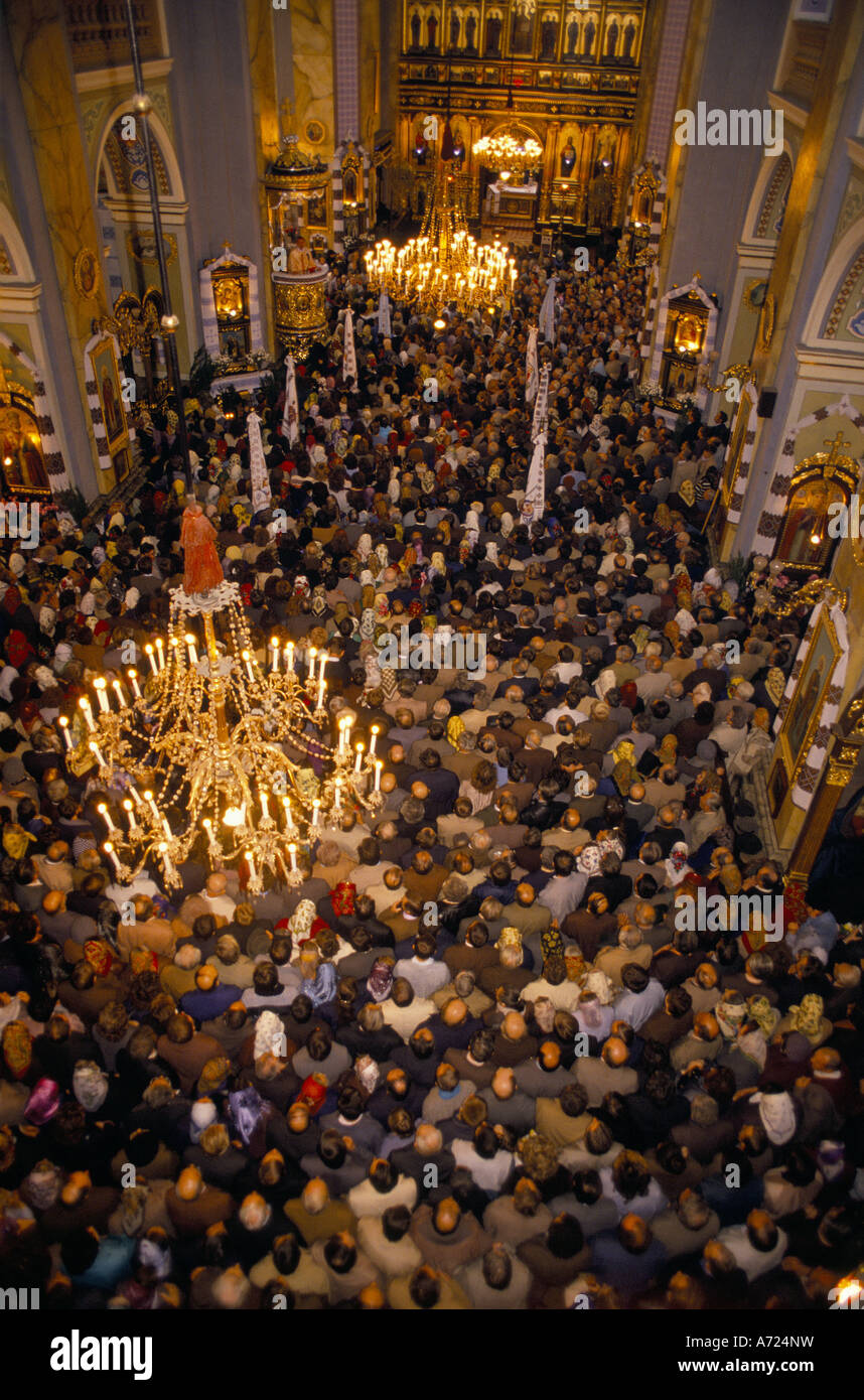 Die Gemeinde ist in die Kirche der Verklärung in Liviv, Ukraine, eingegliedert, in dem ersten katholischen Gottesdienst, der seit 1946, dem 29. Oktober 1989, in der Kirche abgehalten wird Stockfoto
