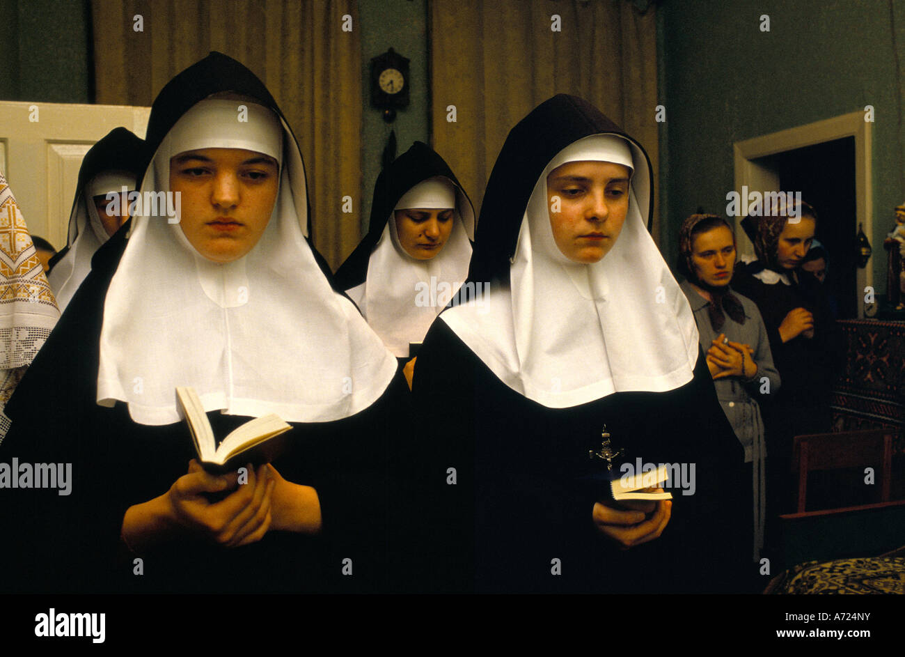 LVIV UKRAINE Junge Nonnen nehmen an einem Gottesdienst in einem Nonnenkloster Teil, das seit 1954 vor den Behörden verborgen bleibt, und halten die Messe am frühen Morgen ab, bevor sie das heimliche Umfeld für normale Jobs verlassen Stockfoto