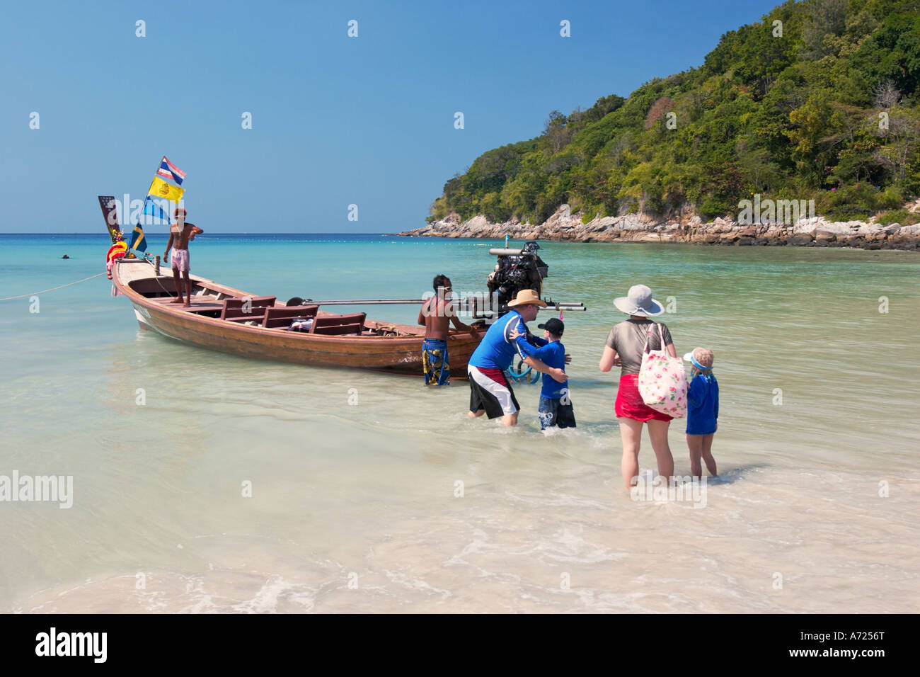 Touristen, die auf die Exkursion von Karon Noi Beach. Insel Phuket, Thailand. Stockfoto