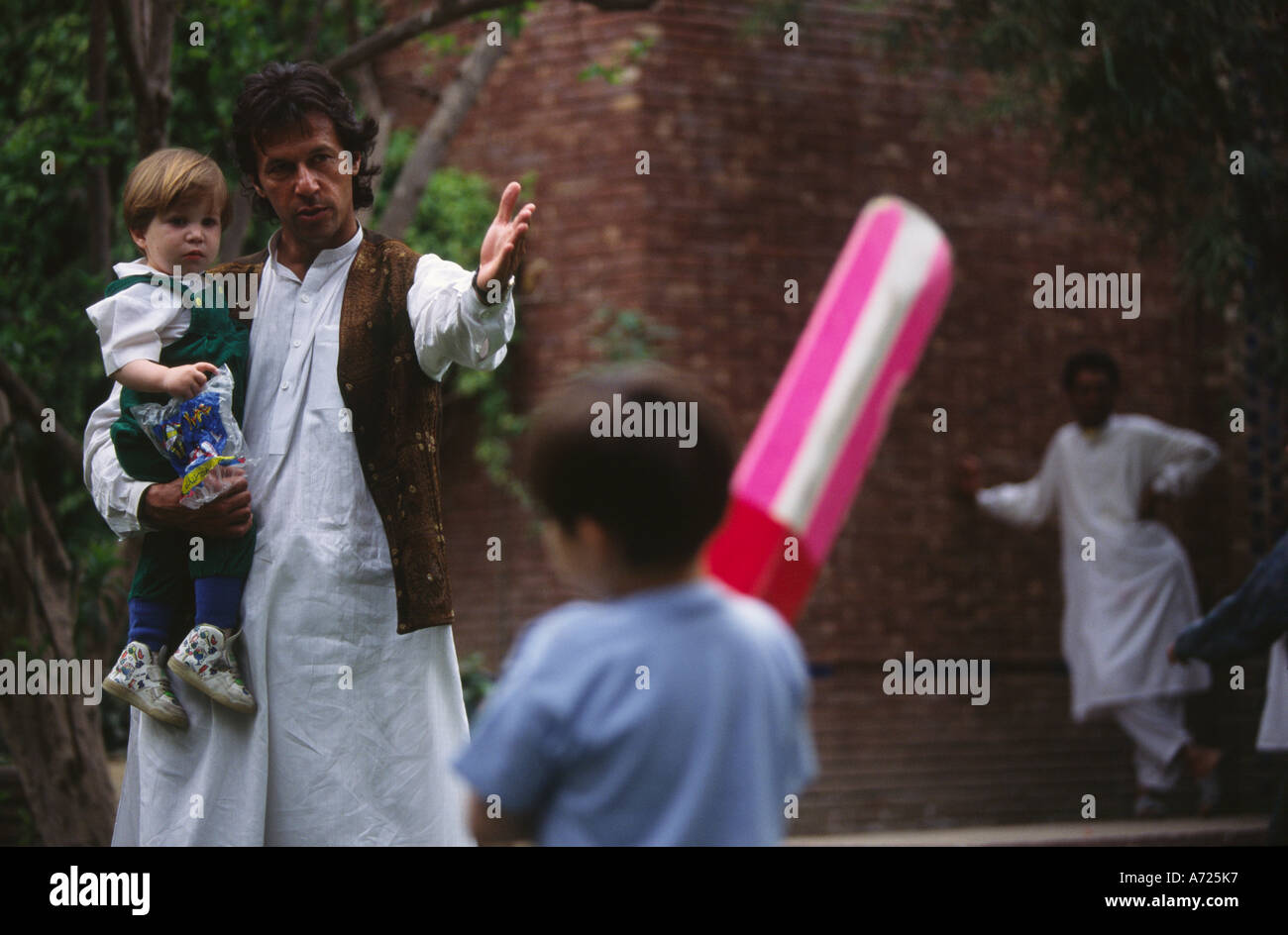 Imran Khan der ehemaligen Pakistan International Cricket-Spieler zu Hause mit seinen Neffen spielen Cricket Lahore Pakistan Stockfoto