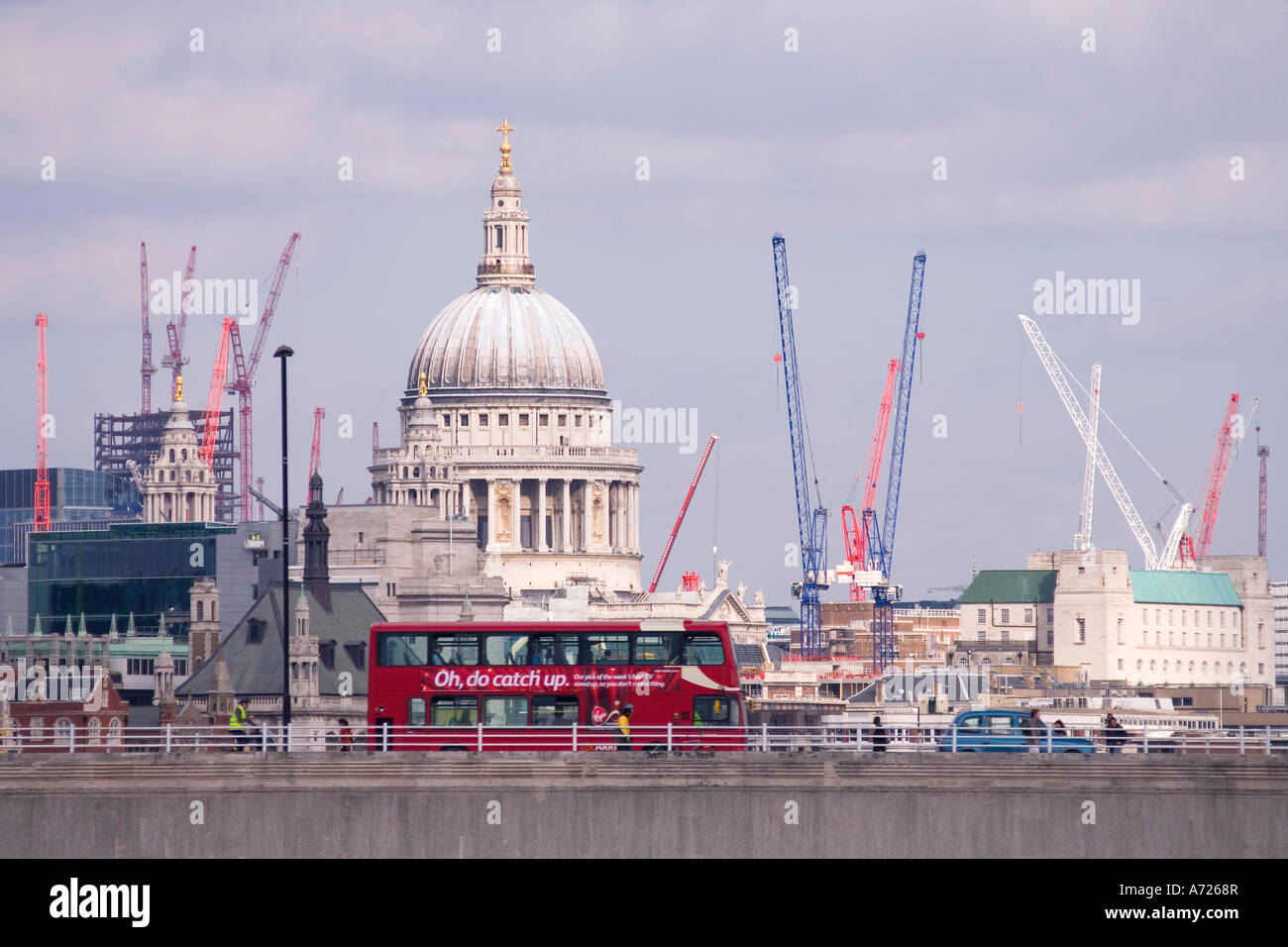 St Pauls Cathedral und roten Bus überqueren einer Brücke über die Themse mit zahlreichen Krane London England Stockfoto