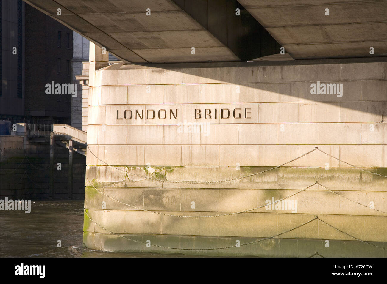 Unter London Brücke den Fluss Themse in London England GB Großbritannien UK Großbritannien britische Sonne Sonnenschein entnommen Stockfoto