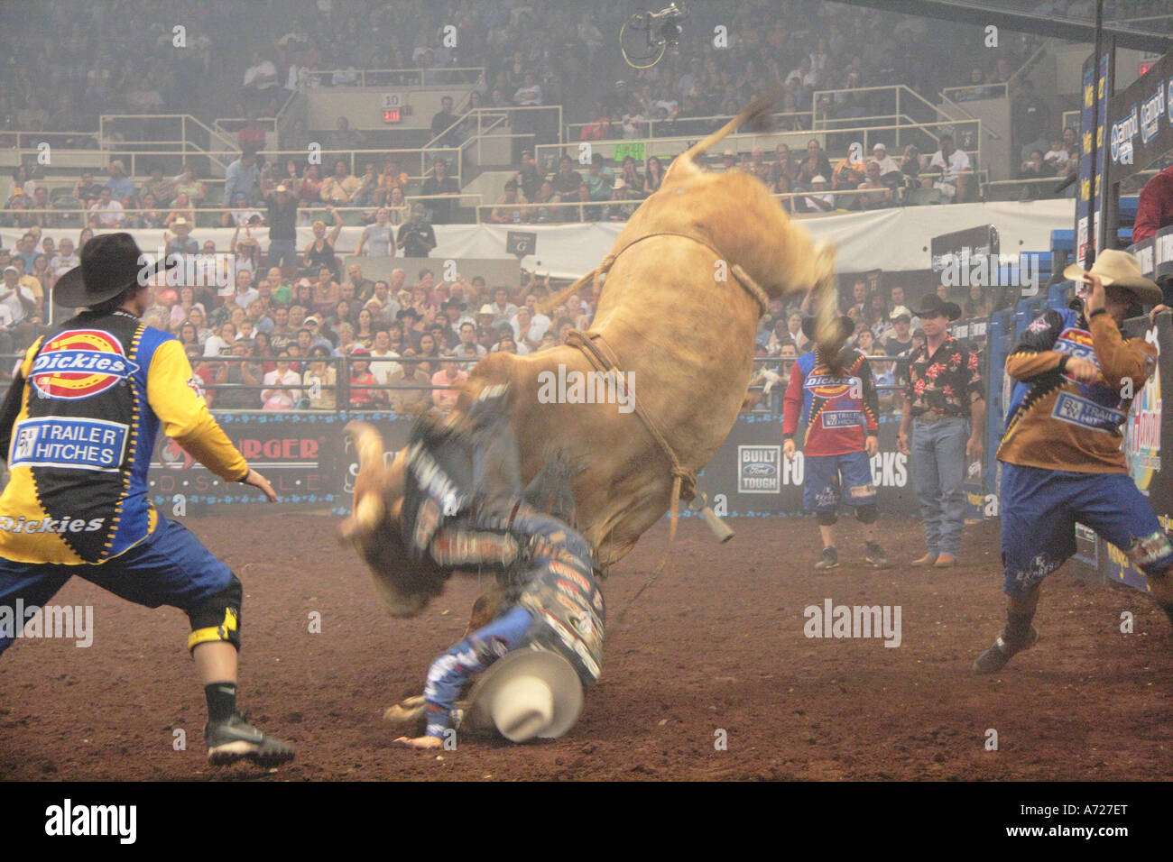 Bullrider fällt bucking Bull beim rodeo Stockfoto