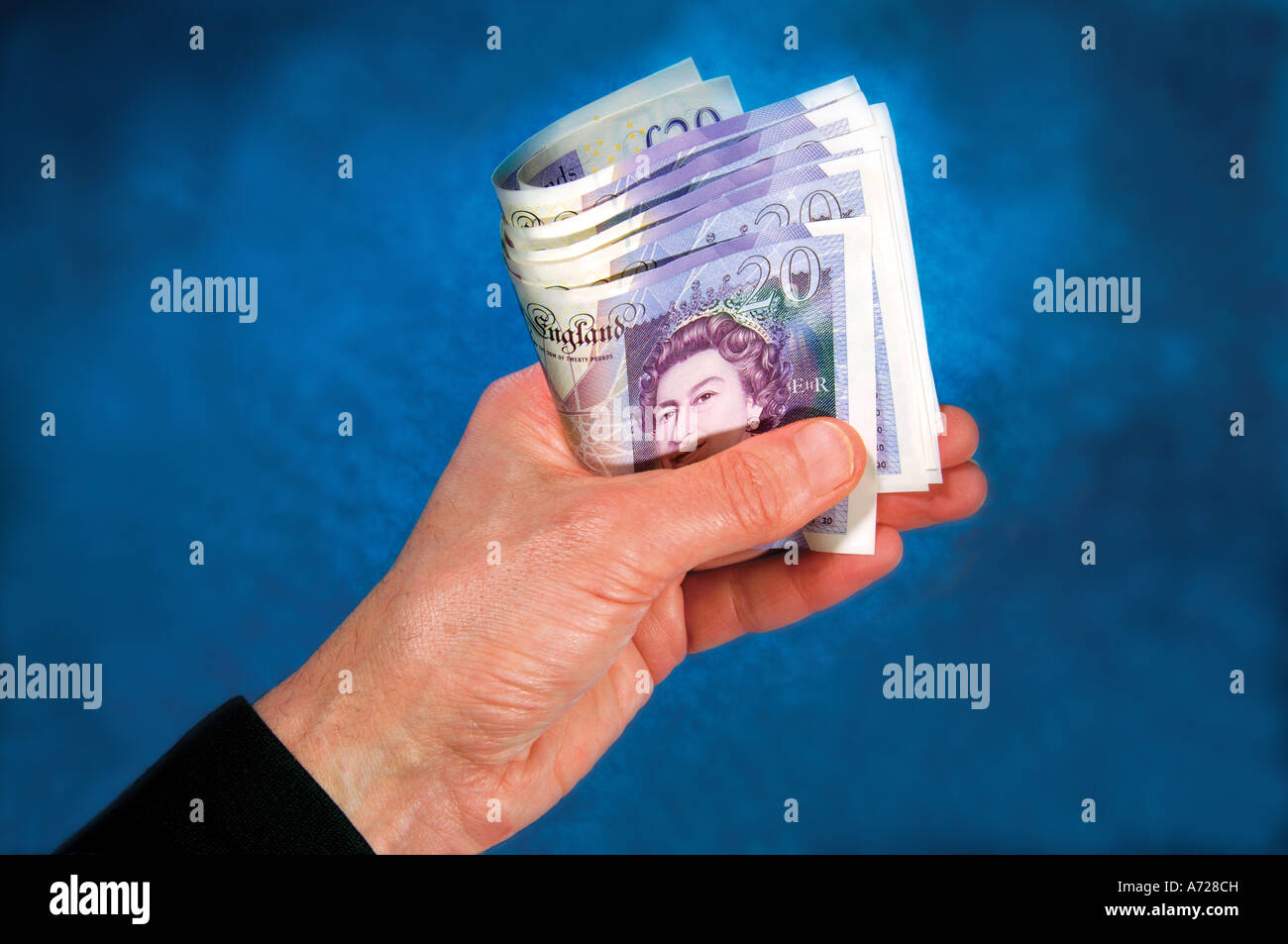 Mann mit zwanzig Pfund-Banknoten Stockfoto