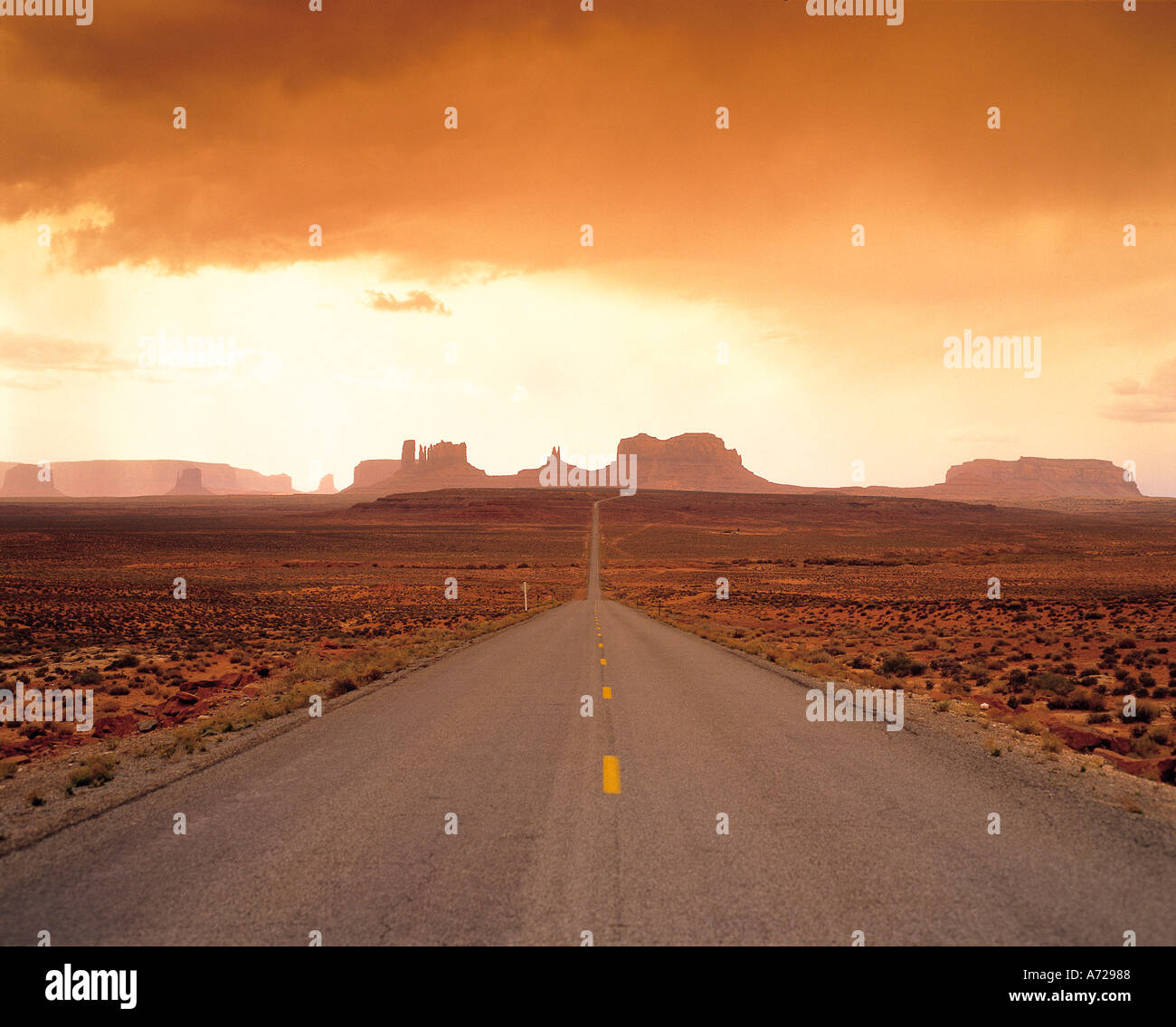 Straße im Monument Valley und Interstate 163 in Arizona Stockfoto