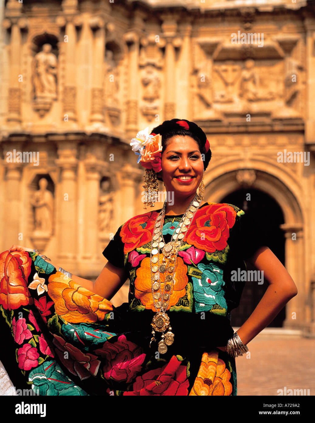 Ethnische Inderin Tänzerin in Tehuantepec Kostüme in Oaxaca, Mexiko Stockfoto