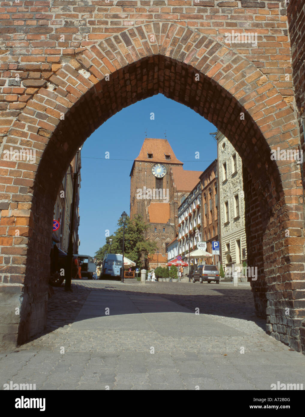 Katedra sw janow durch Brama zeglarska gesehen (Segler Tor), Torun, Pommern, Polen. Stockfoto