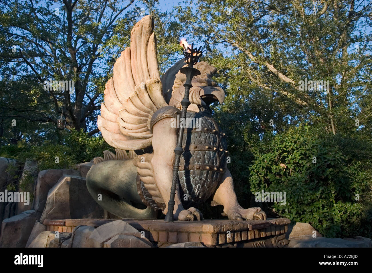 Skulptur Vogel wie Fantasy-Wesen am Eingang zu Jurassic Park Inseln Abenteuer Universal Orlando Resort Orlando Florida Stockfoto