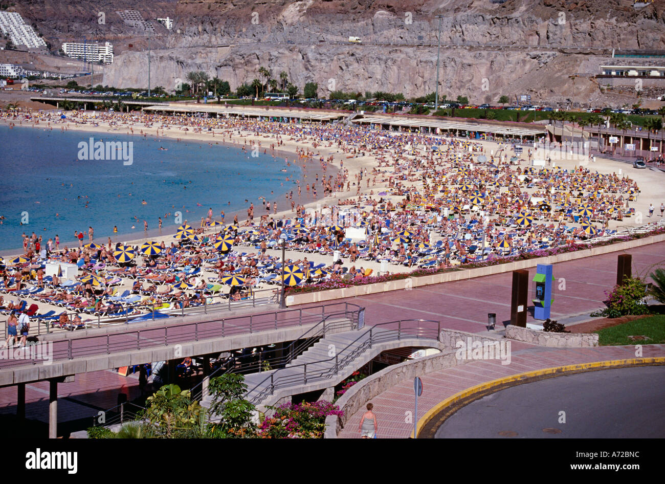Im November sonnen sich viele Menschen in Playa Amadores, Gran Canaria Stockfoto