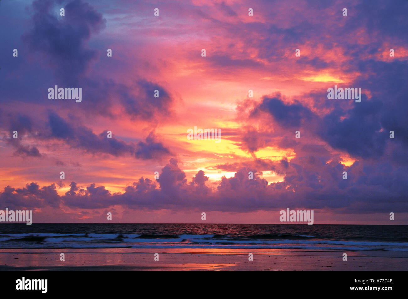 Kuta Beach bei Sonnenuntergang in Bali Indonesien Stockfoto