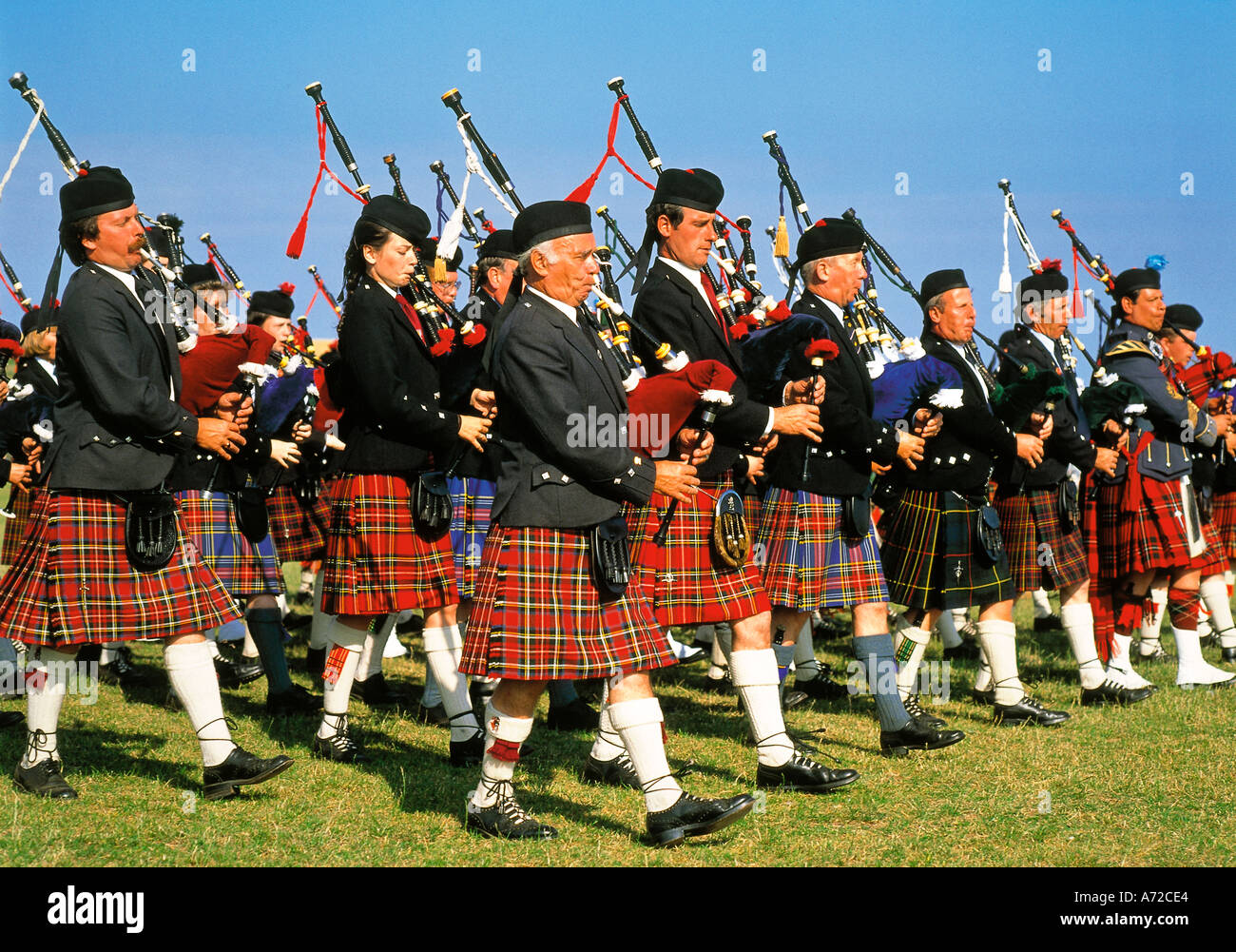 Schottische Dudelsackspieler bläst Bagpipes Schottland Vereinigtes  Königreich Großbritannien Stockfotografie - Alamy