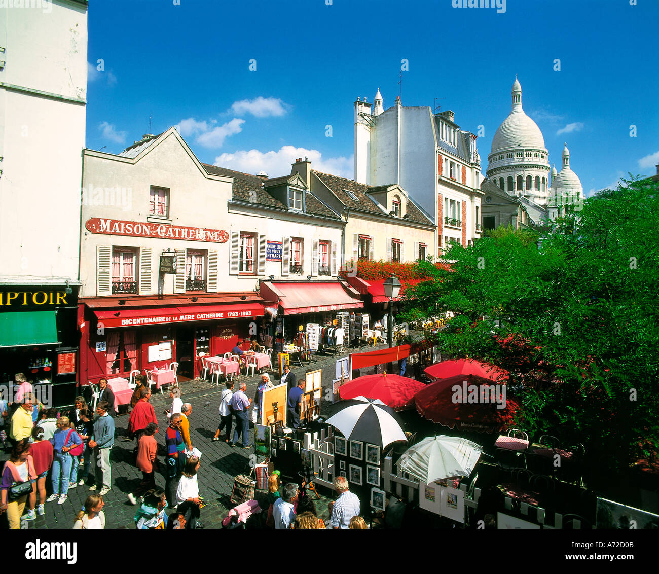 Café im Freien im Künstlerviertel und Sacre Coeur Basilika Paris Frankreich Stockfoto