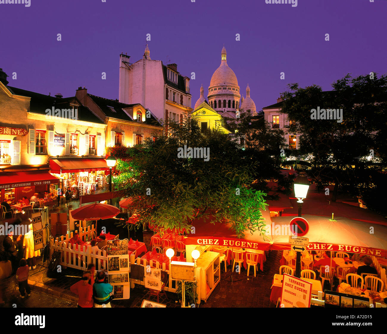Künstlerviertel und Sacre Coeur Basilika bei Nacht Montmartre Paris France Stockfoto