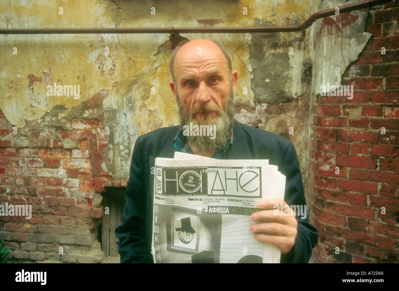 Russische Obdachlose Straßenzeitung Verkäufer in St. petersburg Stockfoto