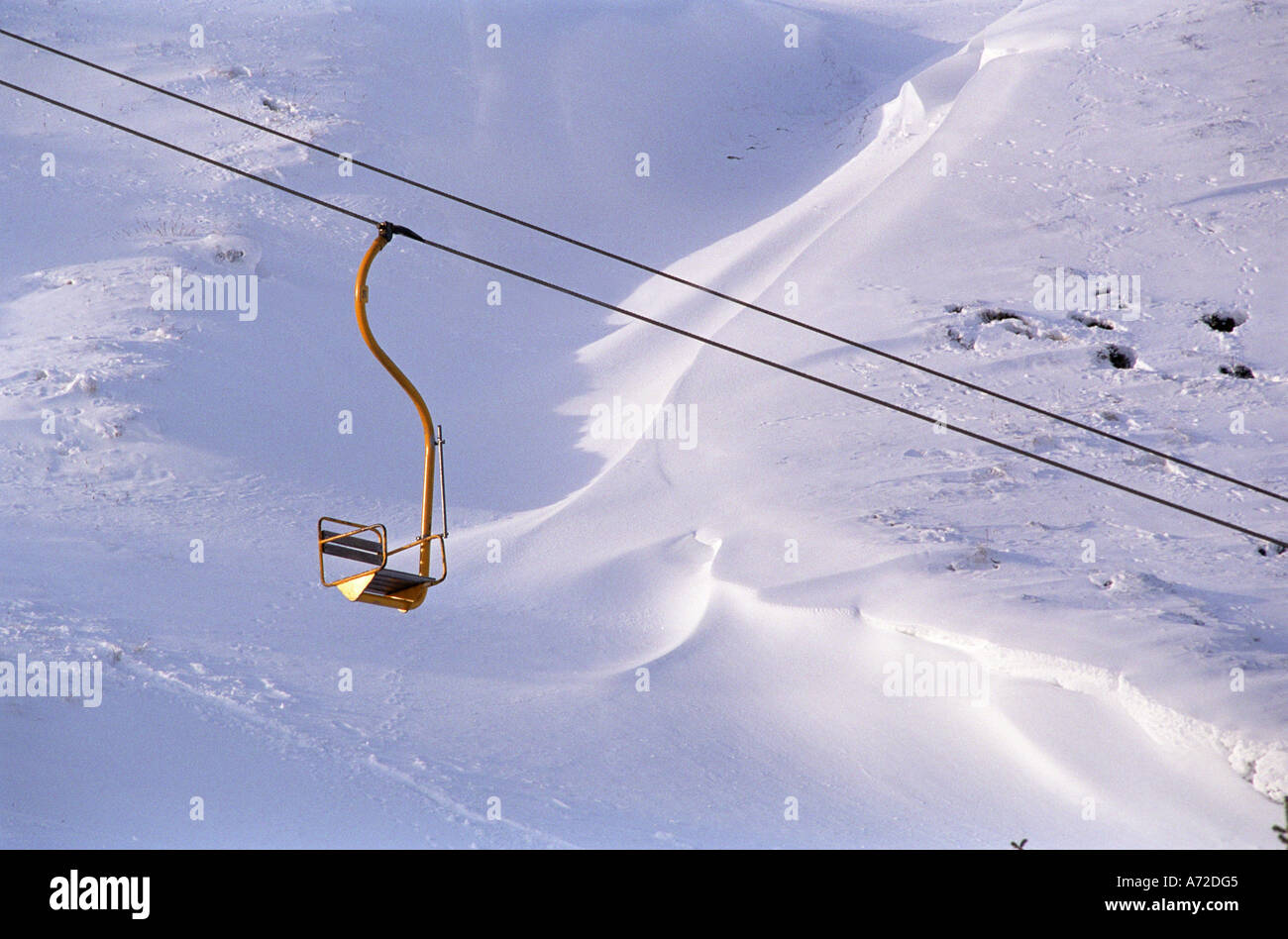 Schottischer Winter Szene - Glenshee Ski Center und Resort Sessellift, Braemar Cairngorms National Park Schottland Großbritannien Stockfoto