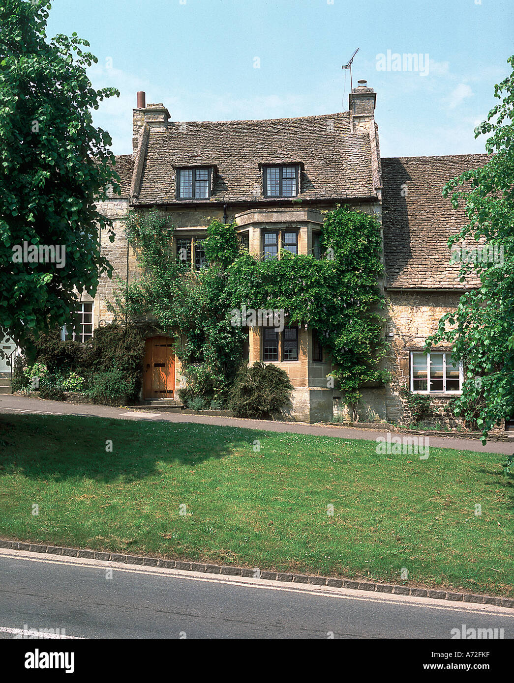 Sommer Straße Szene, Cotswold Stone House, Burford, Cotswolds, Oxfordshire, England, Großbritannien Stockfoto