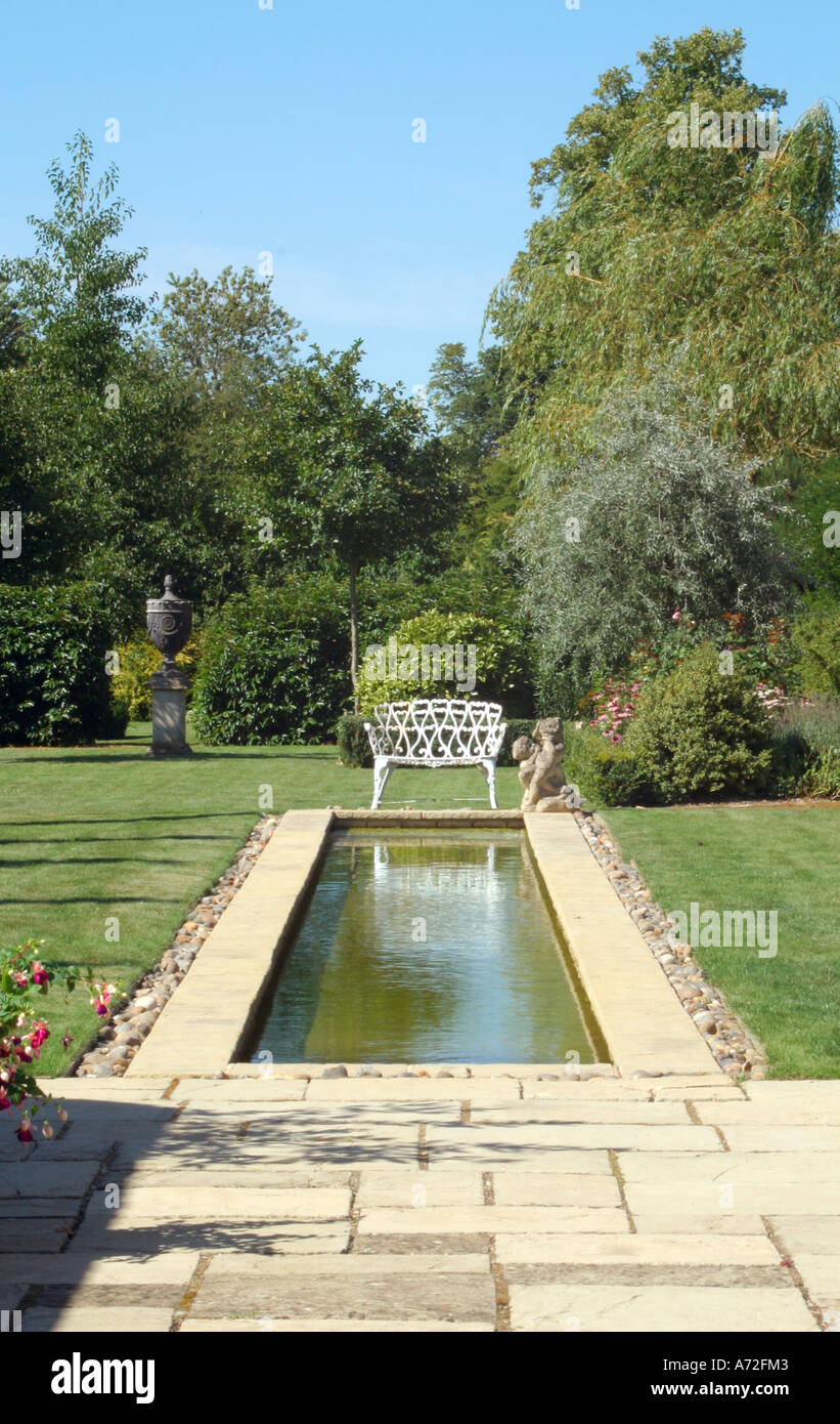 Lange formellen britischen Garten Teich. Stockfoto