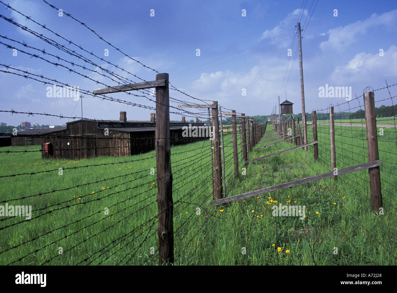 Europa, Polen, Malopolska, Lublin KZ Majdanek Stacheldraht und Lagerbaracken Stockfoto
