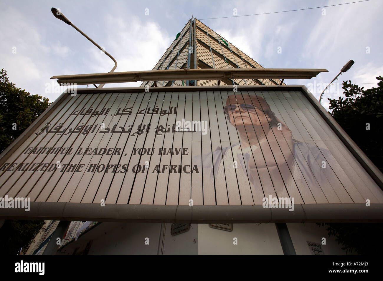 Eine Reklametafel in der libyschen Hauptstadt Tripolis, in der Oberst Gaddafi zum Anführer erklärt wird. Stockfoto