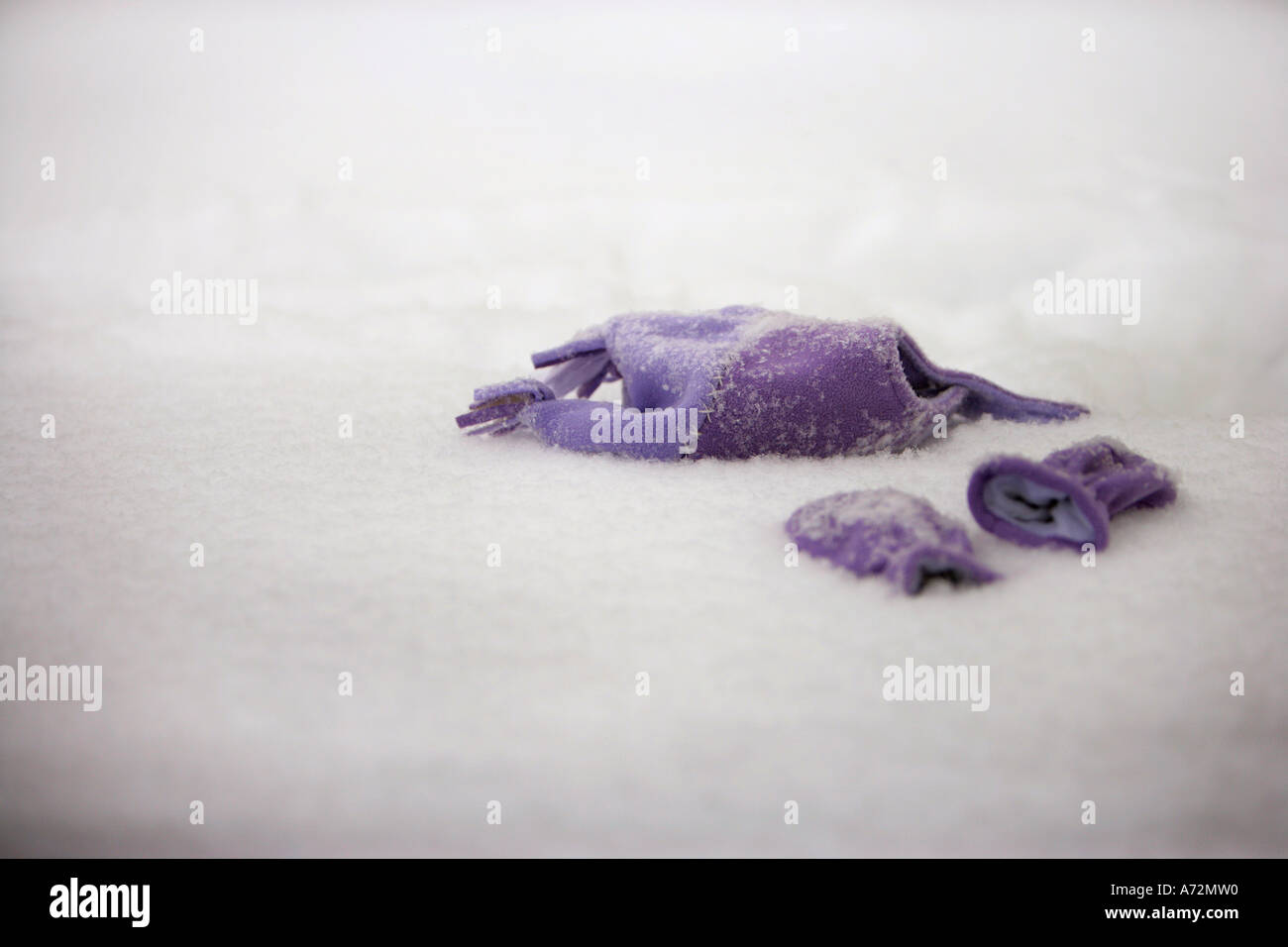 Einsame Hut und Handschuhe im Winterschnee Stockfoto