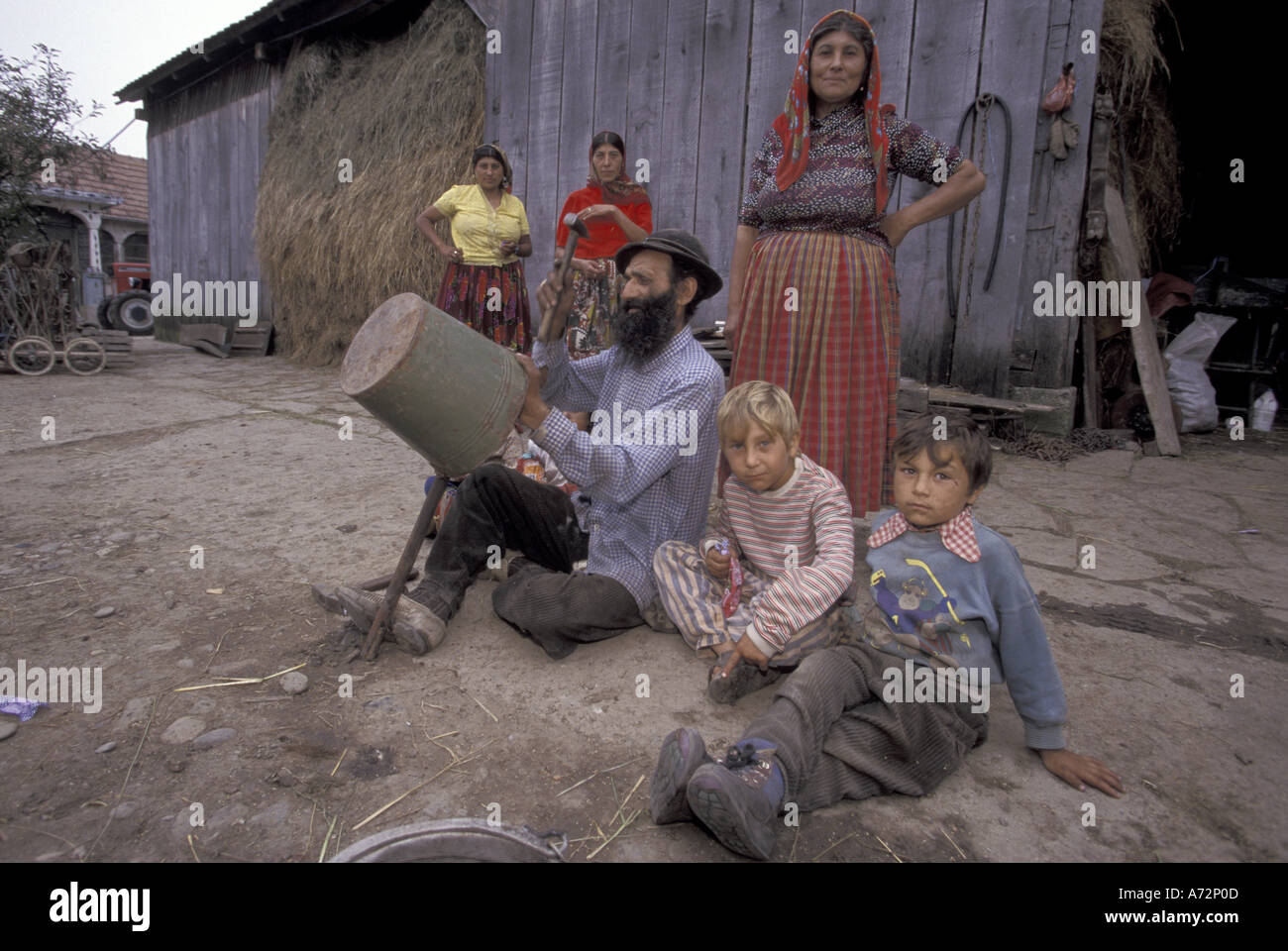 Europa, Rumänien, Fagaras. Zigeunerfamilie Stockfoto