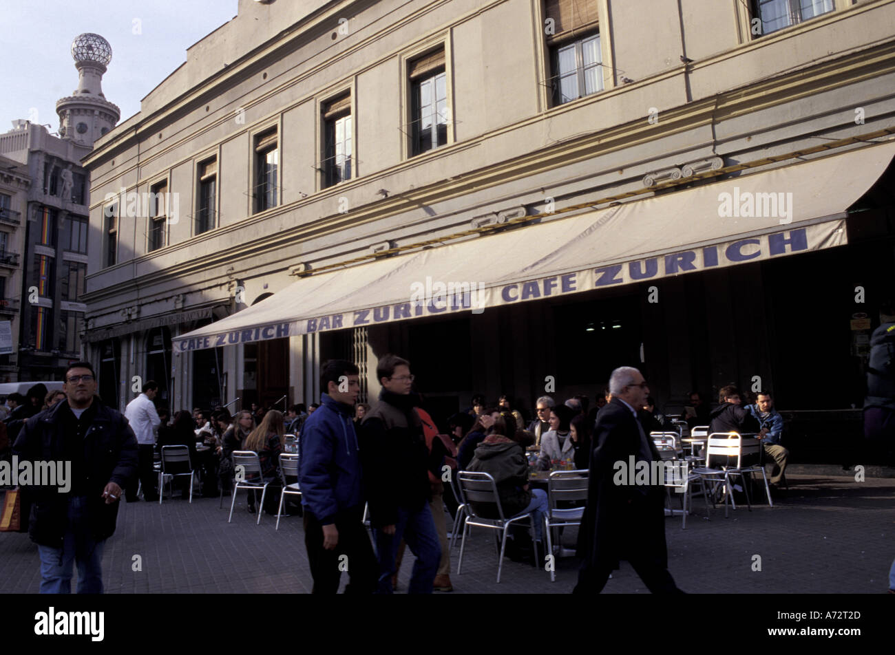 Europa, Spanien, Barcelona, Cafe Zürich in Catalunya Square ist ein Treffpunkt für Einheimische und Touristen gleichermaßen. Stockfoto