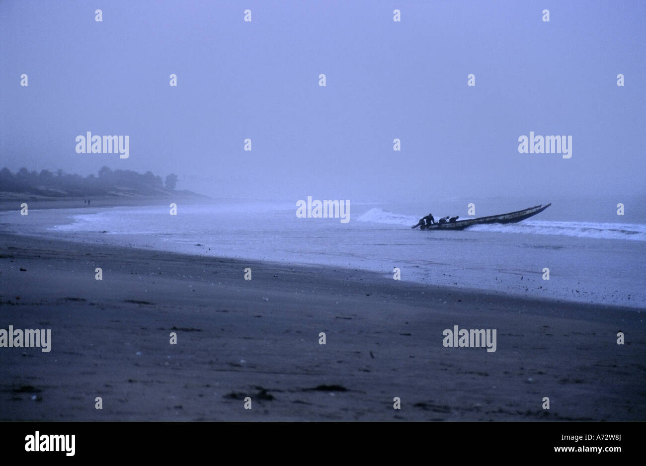 Fischer am Strand von Gungur in Gambia Angeln am frühen Morgen Stockfoto