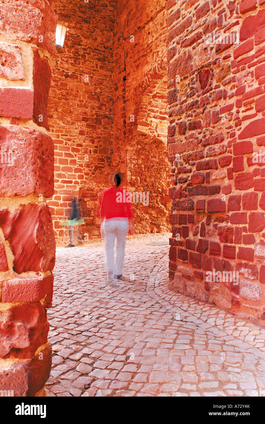 Frau zu Fuß durch die Altstadt Tor Portas da Cidade, Silves, Algarve, Portugal Stockfoto