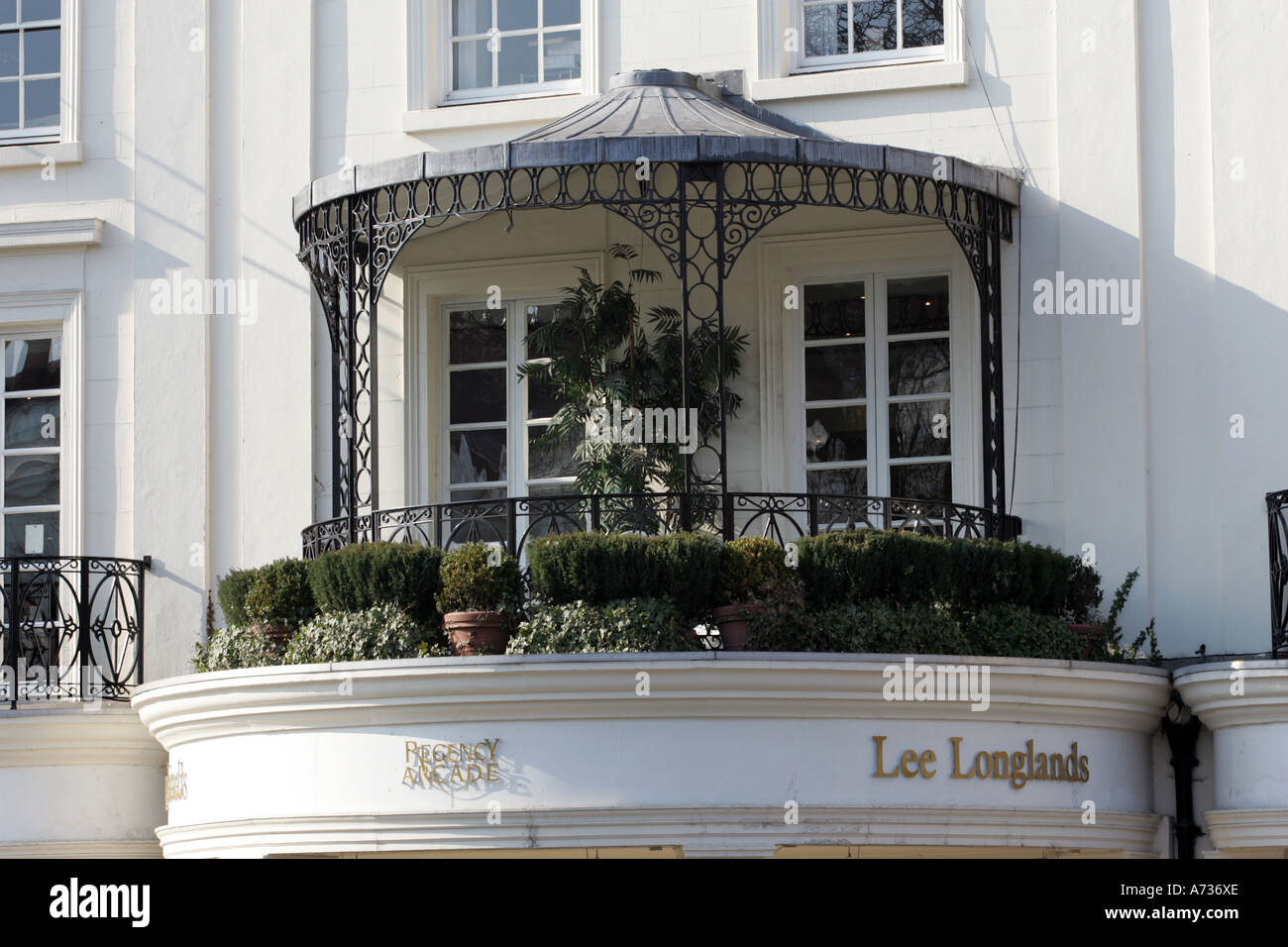 Architektonische Besonderheit über dem Eingang zum Regency Arcade in Royal Leamington Spa, Warwickshire, England Stockfoto