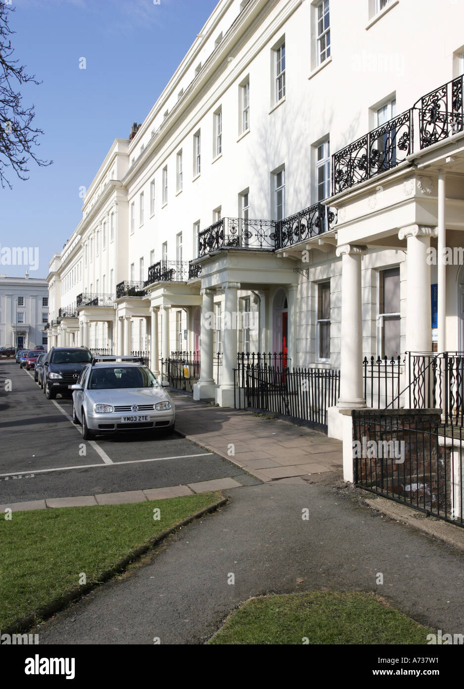 Terrasse des Regency-Gebäude an der Ecke von Russell Street und Warwick Street in Leamington Spa, Warwickshire, England Stockfoto