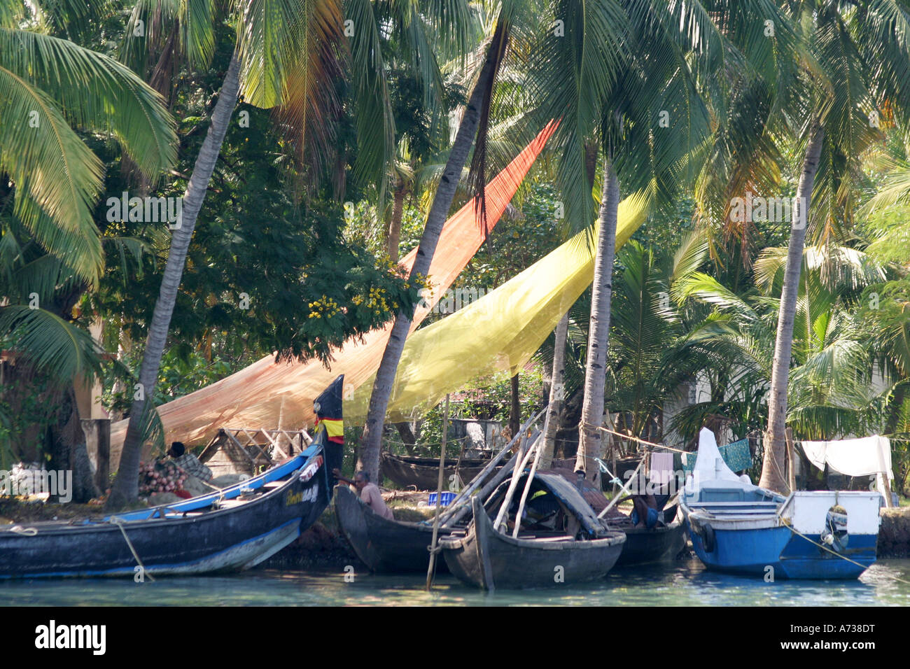 Trocknung von bunten Fischernetze am Ufer auf den Backwaters von Kerala Stockfoto