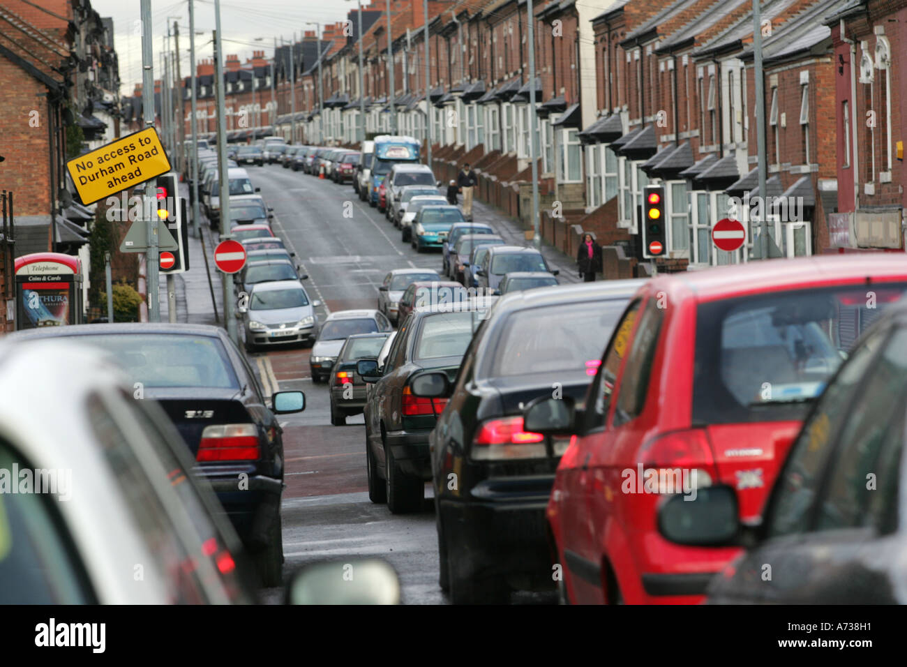 Fahrzeuge, die Schlange für die Ampeln im Sparkhill, Birmingham Stockfoto