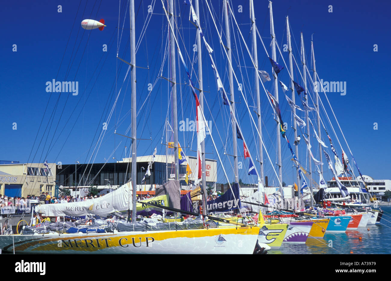 Die bunt livrierter Whitbread Round die Weltflotte Yacht-Rennen in der Vorbereitung für den Abflug von Auckland s Viaduct Basin Stockfoto